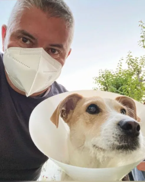 Alex in un momento informale insieme a un cane